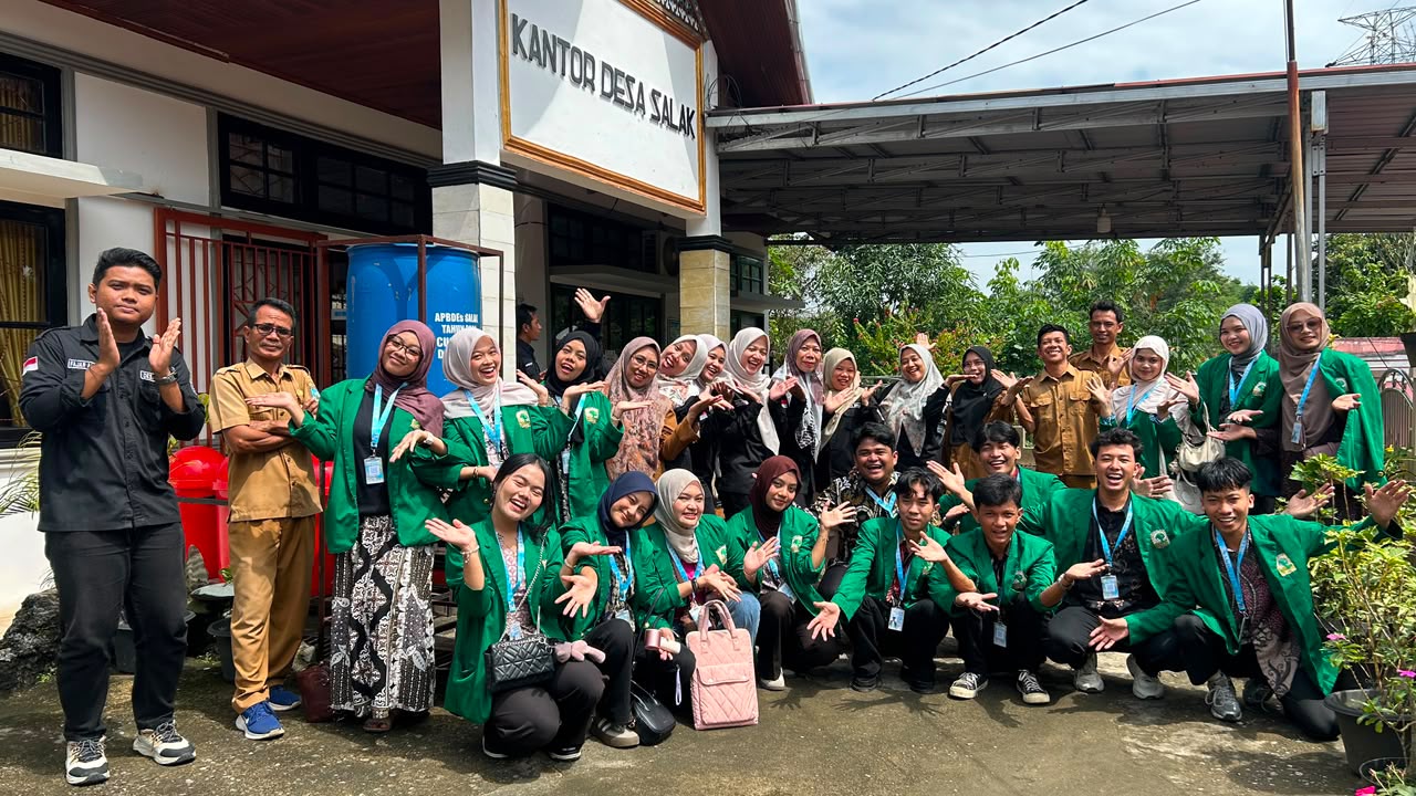 Perkenalan Mahasiswa KKN  UNAND di Kantor Desa Salak
