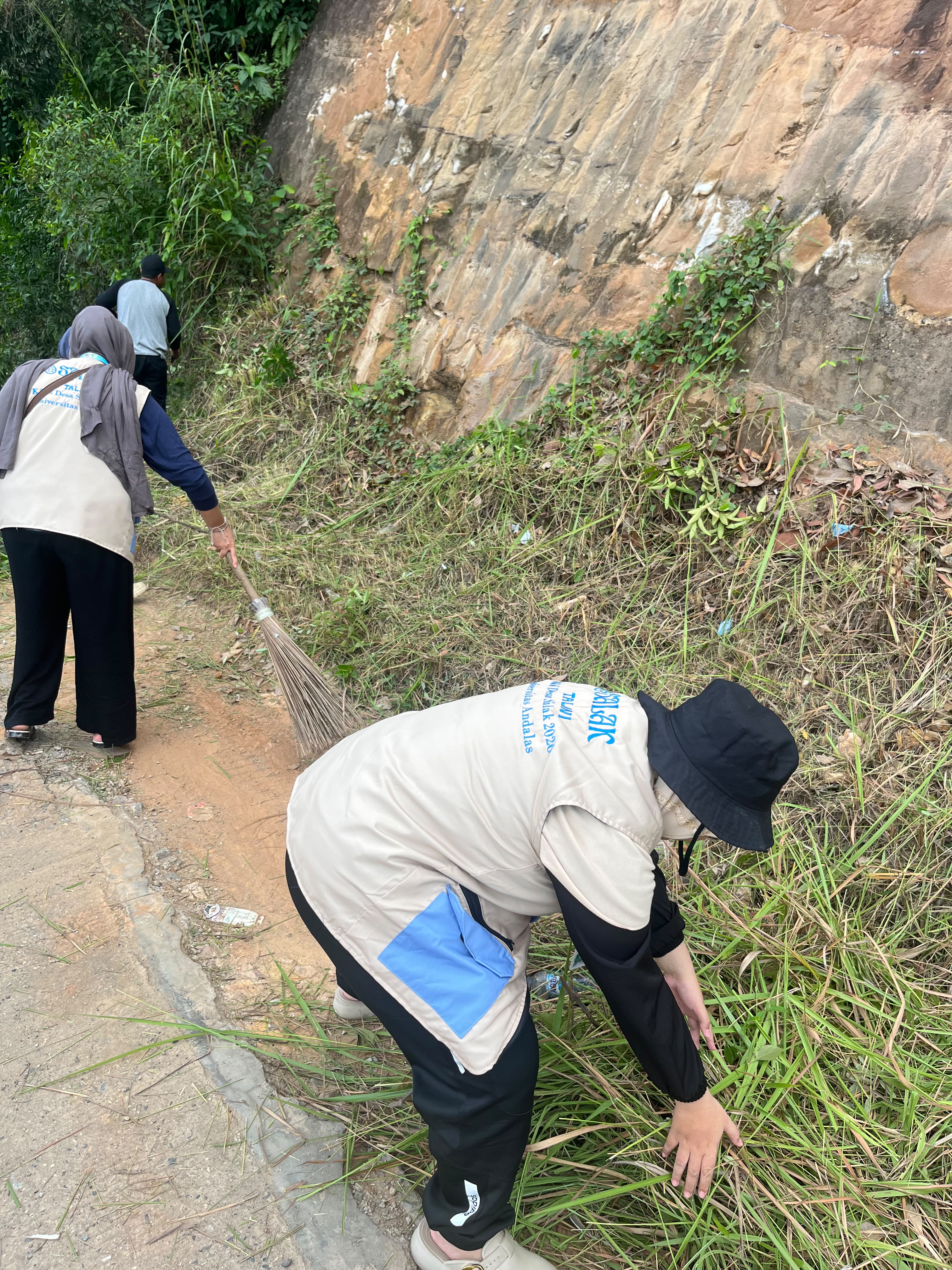 Gotong Royong di Tugu Desa Salak