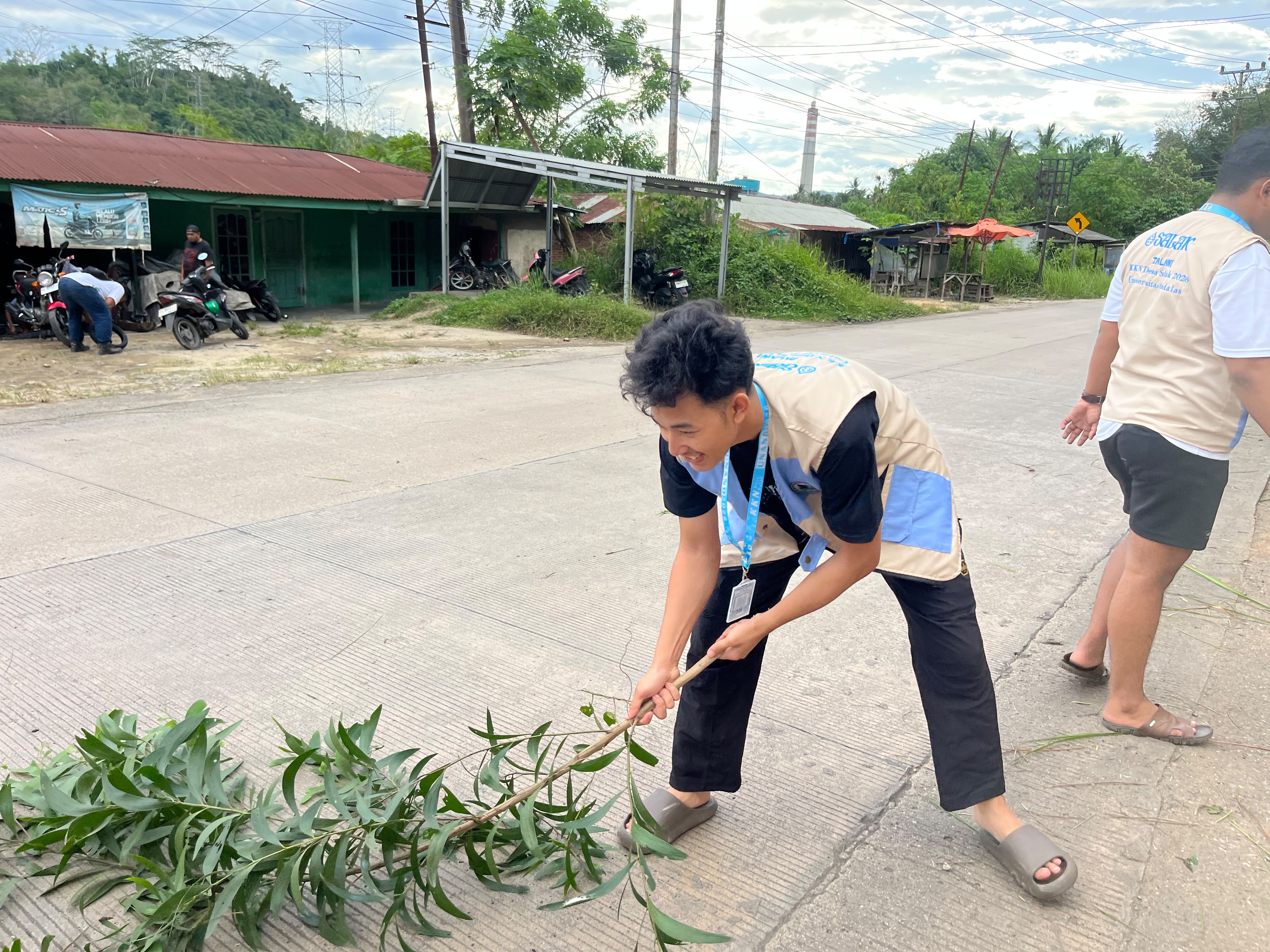 Gotong Royong di Tugu Desa Salak