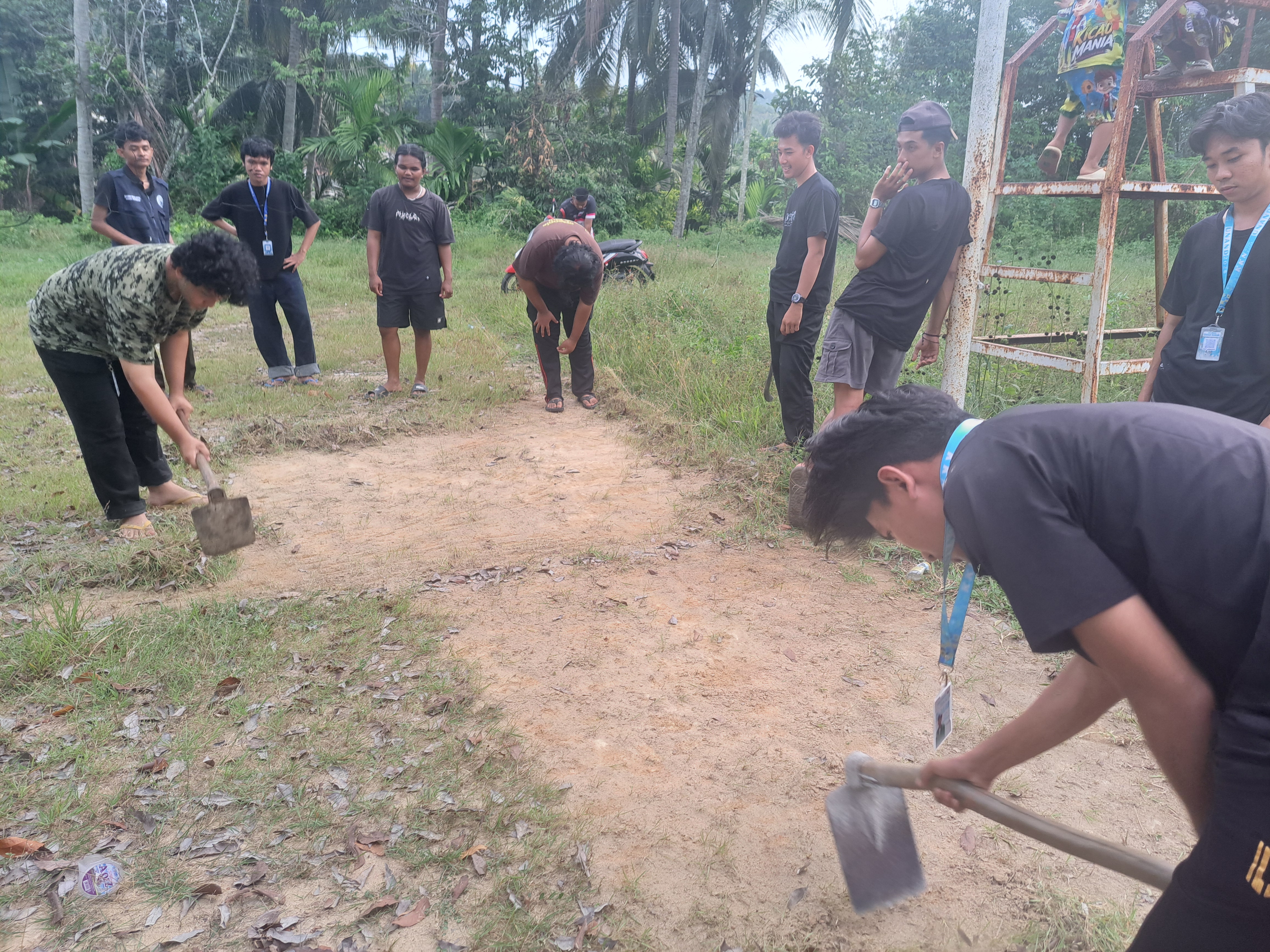 Gotong Royong Membersihkan Lapangan Voli Desa Salak