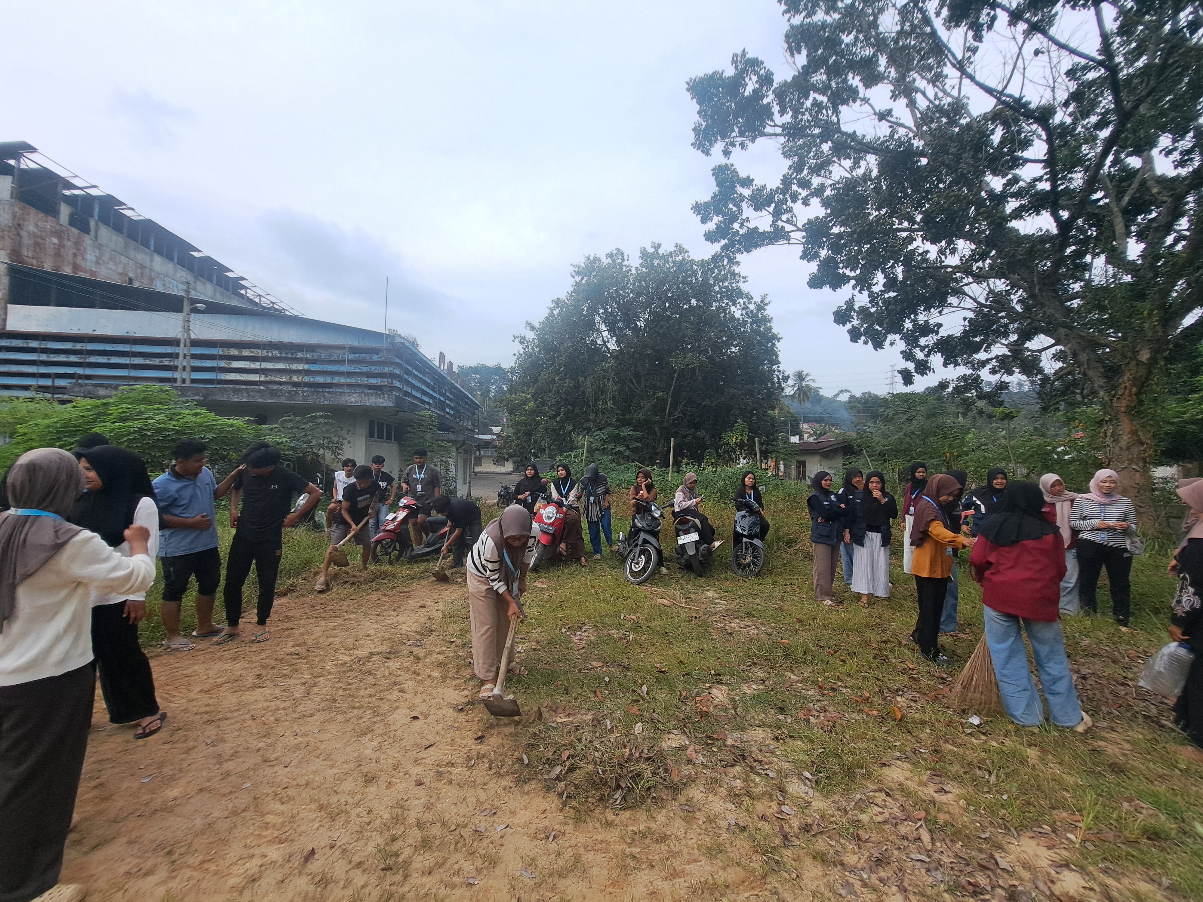 Gotong Royong Membersihkan Lapangan Voli Desa Salak