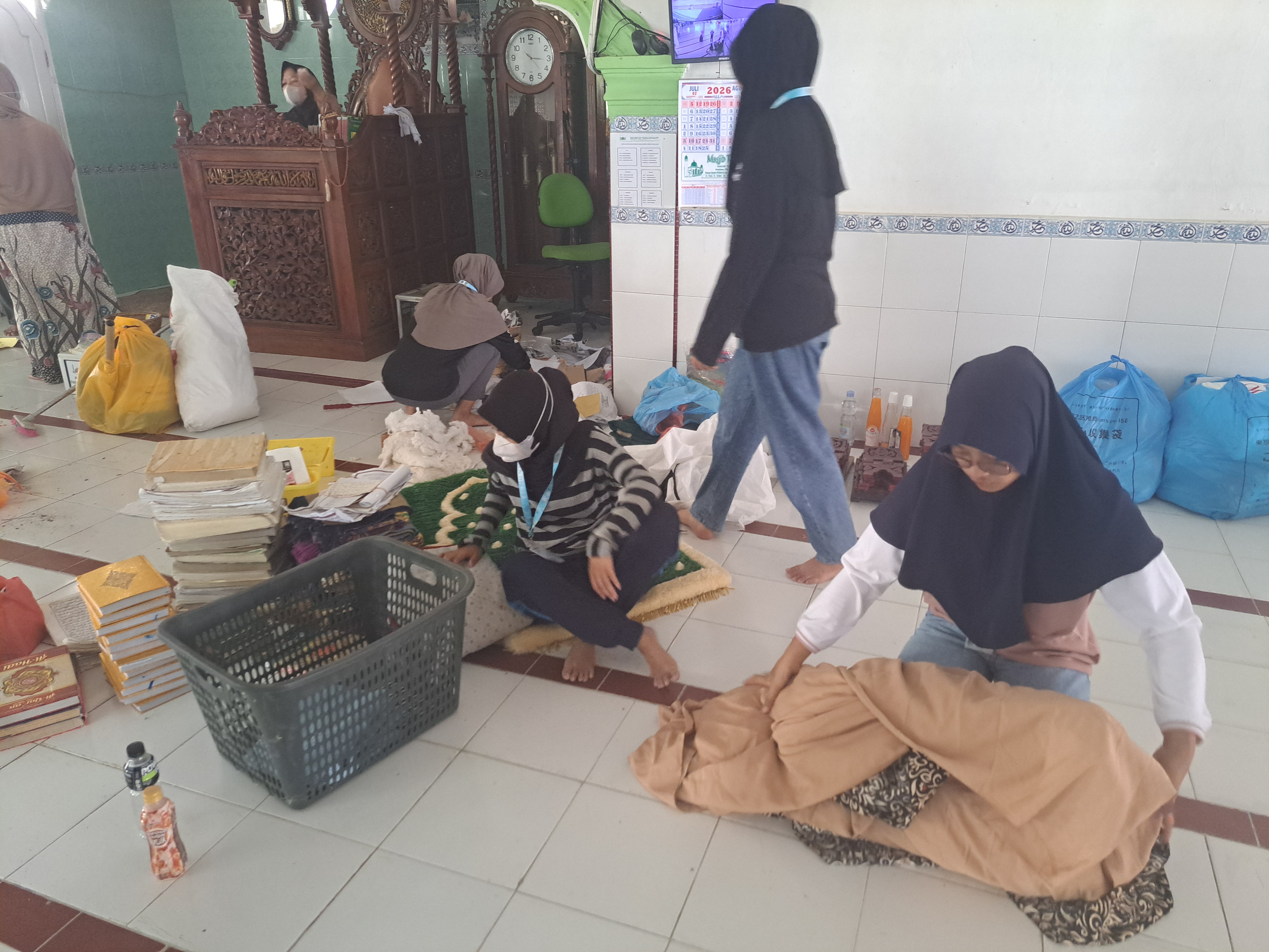 Gotong Royong Membersihkan Masjid Nurul Hidayah