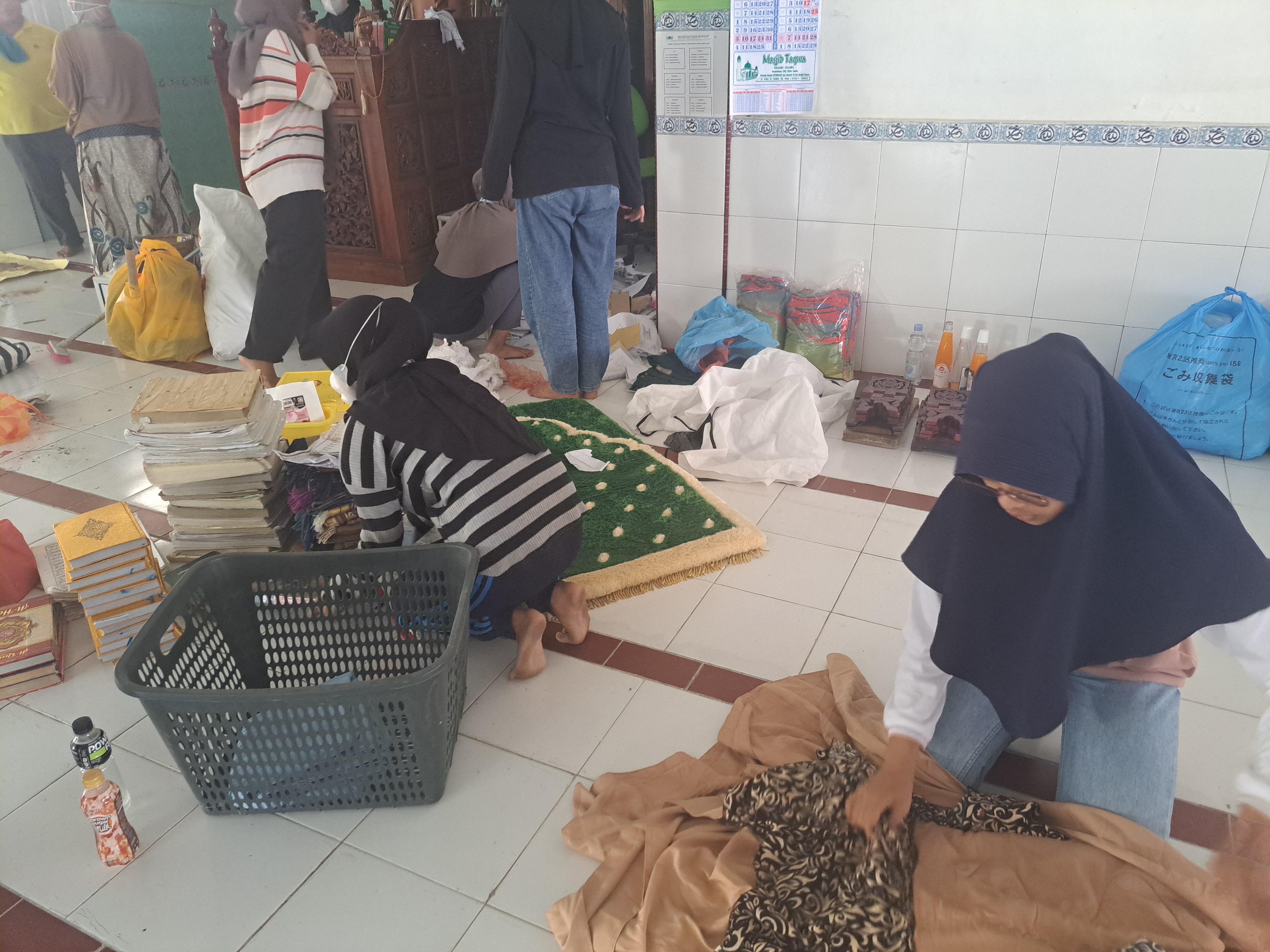 Gotong Royong Membersihkan Masjid Nurul Hidayah