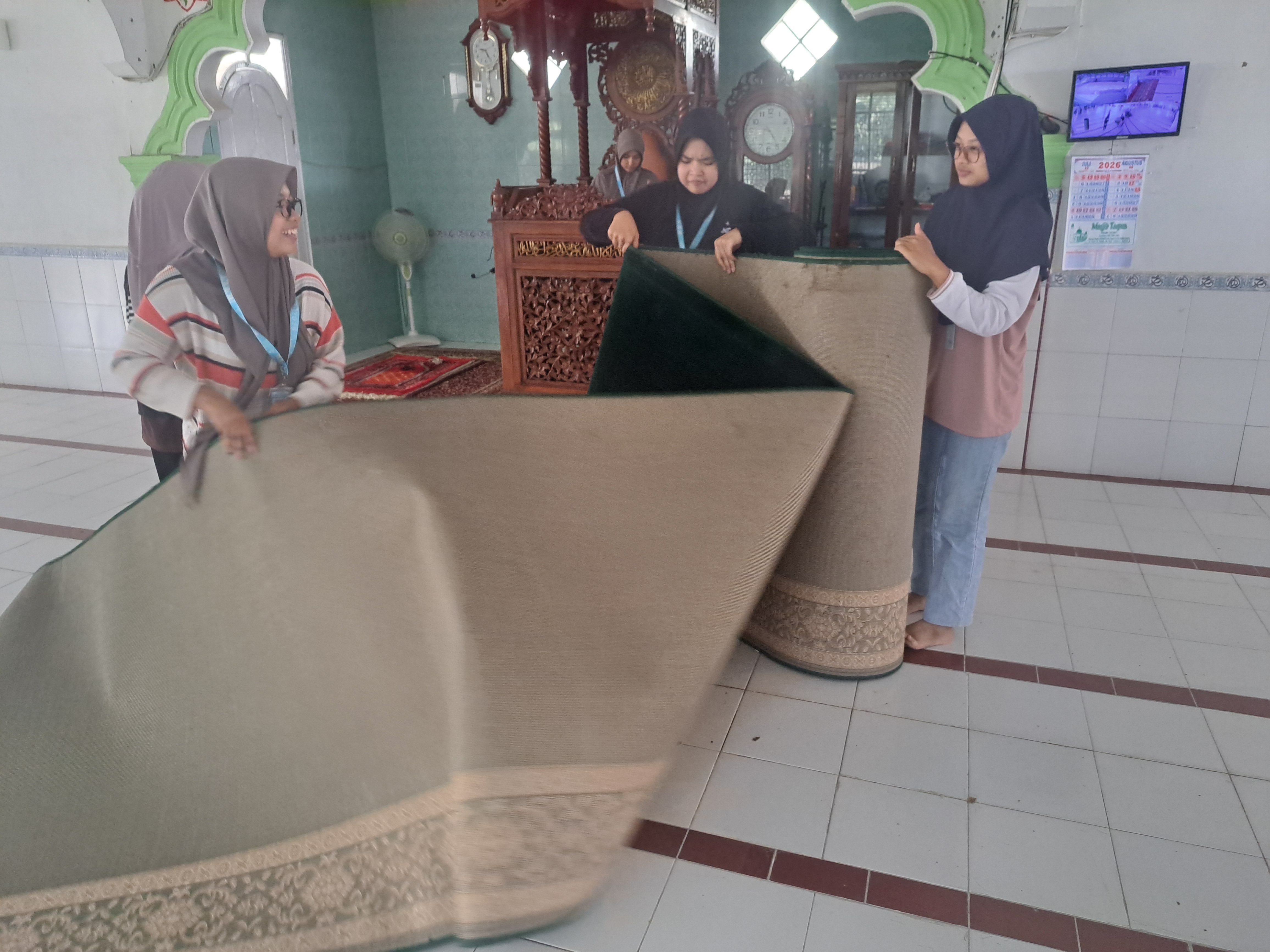 Gotong Royong Membersihkan Masjid Nurul Hidayah